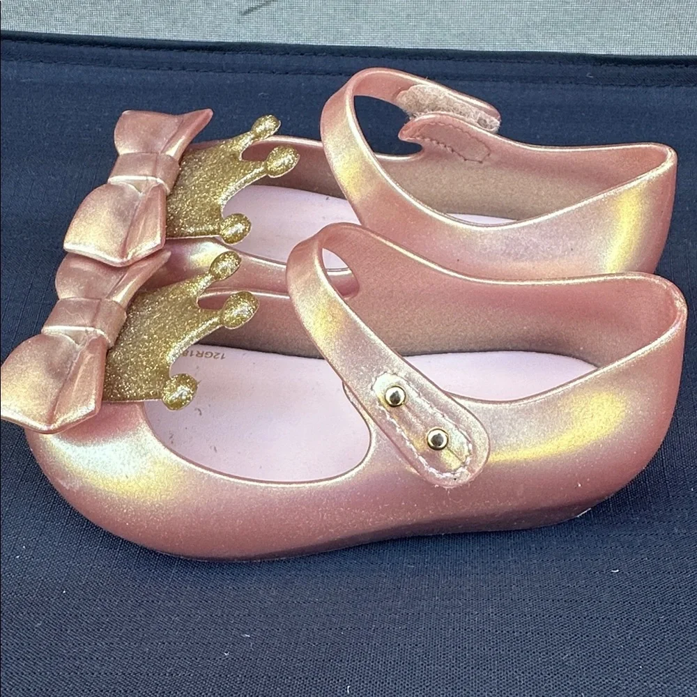 Mini Melissa Girls' Metallic Pink Jelly Shoes with Gold Crown & Bow